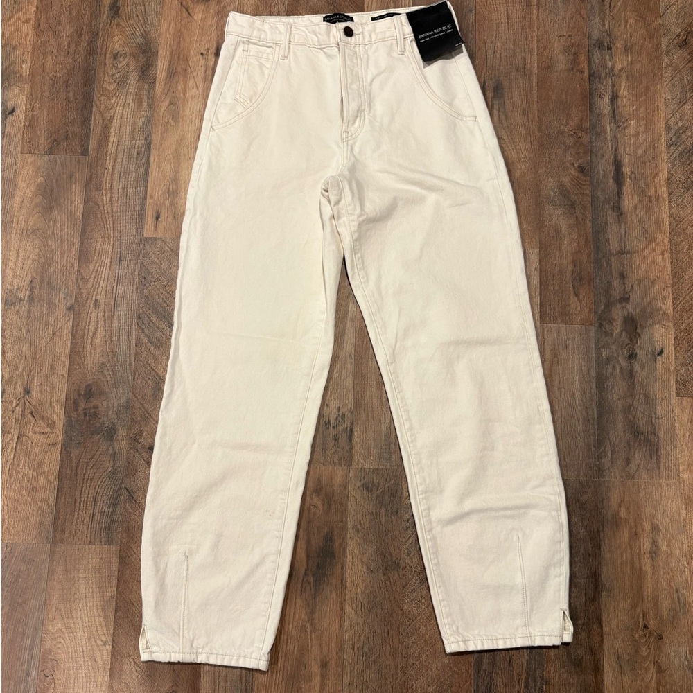 Banana Republic Women’s Cream High-Rise Relaxed Tapered ankle Jeans size 26